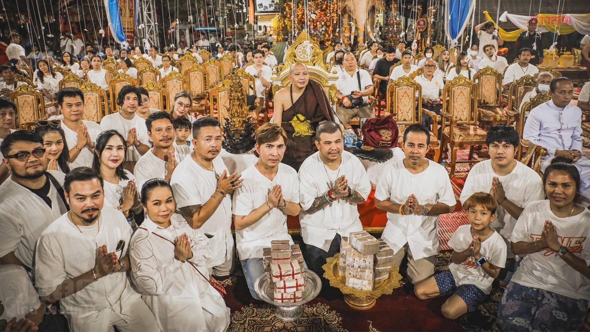 “โทน บางแค” พร้อมสานุศิษย์ร่วมเป็นสะพานบุญบูรณะพระวิหารหลวงลายคำที่ถูกไฟไหม้ พร้อมมอบรถกระเช้า